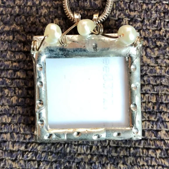 Picture frame pendant in etched silver with 3 little pearls across top - Picture 9 of 11